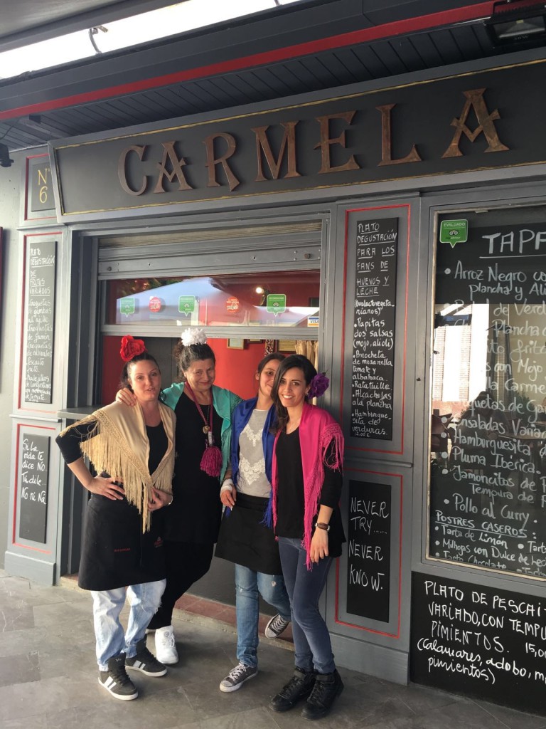 las camareras de bar carmela listas para la feria de sevilla